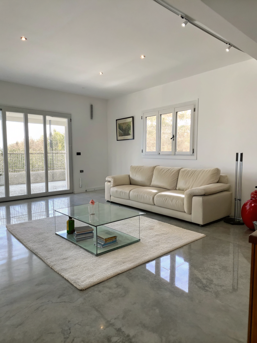 Lichtdurchflutete, saubere Schweizer Wohnung mit bodentiefen Fenstern